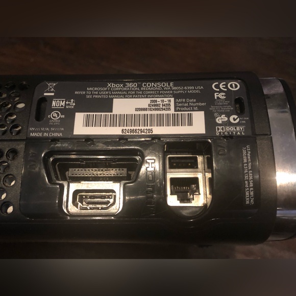 Xbox 360 Console Bundle with Kinect - Picture 5 of 10